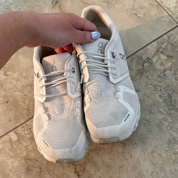 OnCloud Sneakers - Picture 2 of 6